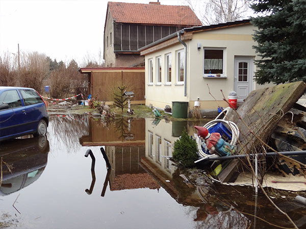 Hochwasser nach einem verstopften Abwasserrohr